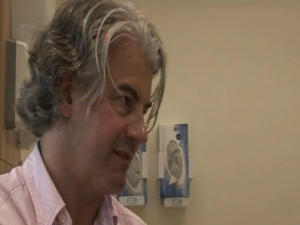 Tratamento inédito reverte leucemia 'incurável' de bebê Paul Veys - doutor do hospital Great Ormond Street. Disse que a transformação foi uma das coisas mais marcantes que ele viu em 20 anos. (Foto: Divulgação)