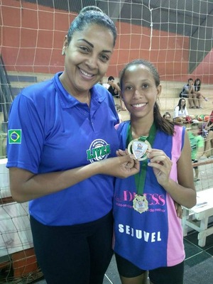 Meninas da SEJUVEL conquistam medalha de ouro da última etapa da LIGA LIVEA em Junqueirópolis Maria Eduarda, eleita a melhor jogadora da final