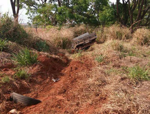 A F 350 ficou avariada e foi parar no barranco (Foto: Wagner Fernando Silva)