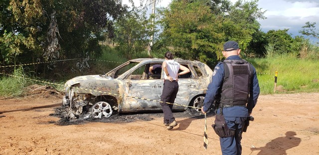 Corpo carbonizado é encontrado dentro de veículo Tucson, na MS 320 O veículo incendiado tinha placa de Três Lagoas, era de cor preta, ano 2010, informou a perícia após checar no sistema (Foto: Ricardo Ojeda)