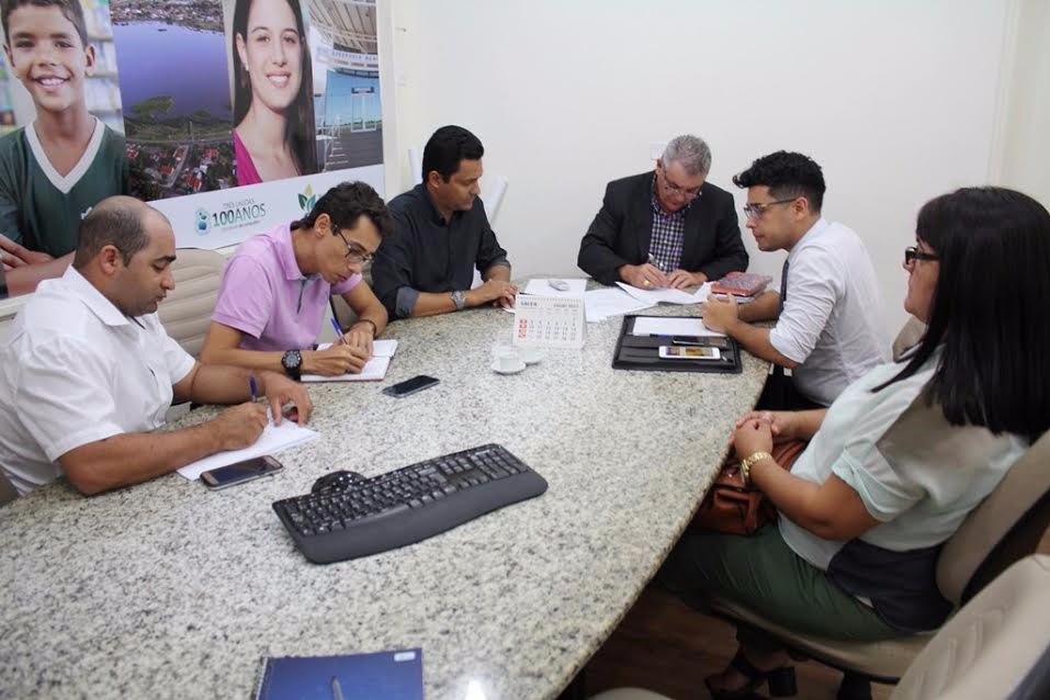 Prefeitura de Três Lagoas recebe doação dos bens móveis da antiga Escola SESI O ato de assinatura ocorreu no gabinete municipal (Foto/Assessoria)