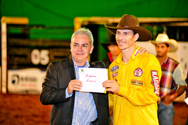 Marcio Lino recebe a premiação do presidente da Câmara de Vereadores Jorginho do Gás (Foto: Assessoria Sindicato Rural)