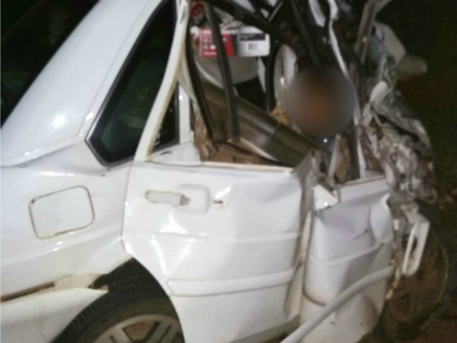 Carro das vítimas ficou destruído após colisão (Foto: Divulgação/Corpo de Bombeiros)