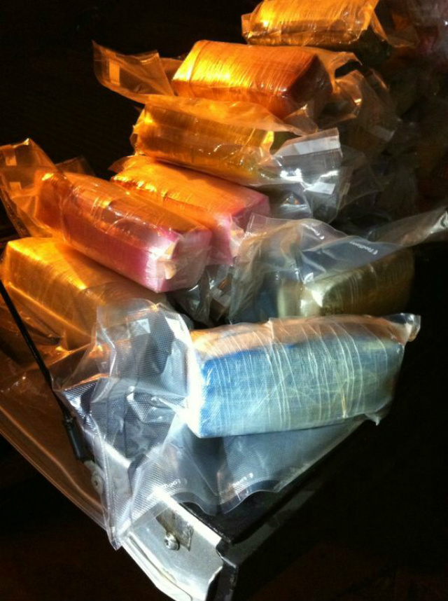 PRF apreende 55 tabletes de cocaína durante fiscalização Os policiais encontraram no interior do veículo 55 pacotes de cocaína, que após pesagem totalizou 63,9 kg (Foto: Divulgação/PRF MS)