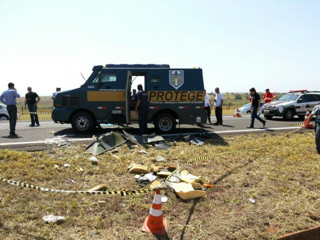 O carro-forte atacado na manhã de hoje por uma quadrilha, que ainda não foi presa pela polícia paulista (Foto: Ricardo Ojeda)