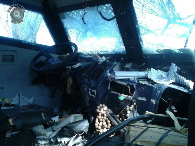 Os ladrões usaram explosivos para roubar a carga do carro-forte, que ficou danificado (Foto: Paparazzi News)