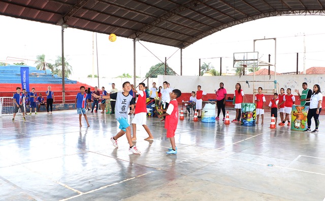 Mesmo com chuva cerca de 500 alunos participaram no sábado dos Jogos Abertos Educacionais da SEMEC Entre os esportes praticados estavam Atletismo com 50, 100 e 400 metros; 100 metros com barreiras; revezamento 4 por 100 misto; lançamento de dardo (macarrão de piscina); lançamento de martelo e salto em distância. (Foto/Assessoria)