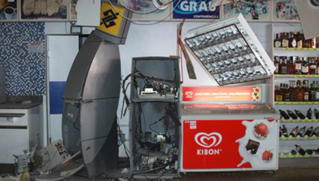 Armados, bandidos explodem caixa eletrônico em Chapadão do Sul A ação durou dois minutos, segundo as vítimas (Foto: Jovem Sul News)