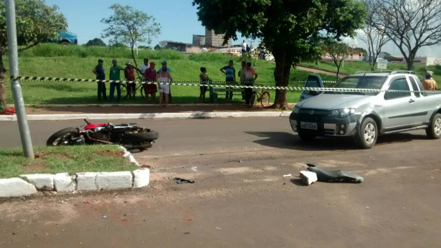Em Bataguassu jovem morre ao bater em poste de iluminação pública Os veículos ficaram parcialmente danificados após o acidente que culminou na morte do jovem. (Foto: Leitor/Perfil News)