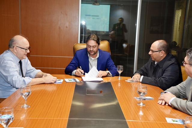 Fiems e UFMS firmam parceria em educação, robótica e saúde e segurança do Trabalho Entidades assinaram acordo na noite de ontem. Foto: Divulgação.