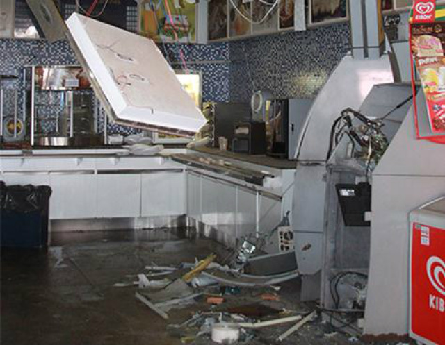 Armados, bandidos explodem caixa eletrônico em Chapadão do Sul Armados, bandidos explodem caixa eletrônico em Chapadão do Sul