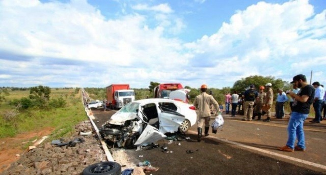 Bombeiro e sogra mortos em acidente serão enterrados às 13h em Três Lagoas HB-20 foi atingido de frente por uma caminhonete que invadiu a pista contrária ao fazer uma ultrapassagem. (Foto: Campo Grande News).