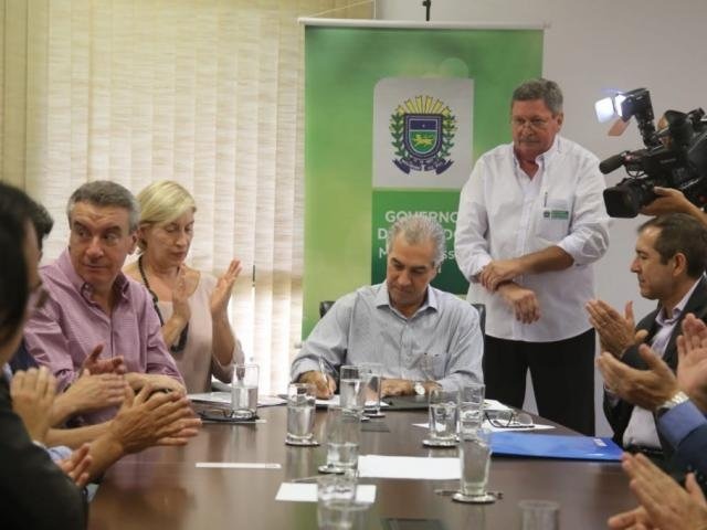 Governador Reinaldo Azambuja, ao centro, autoriza construção de casas no interior (Foto: Paulo Francis)
