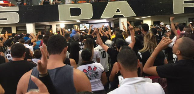 Gol do Atlético-MG frustra, mas não acaba com festa corintiana Torcedores se unem na quadra da gaviões para possível festa do título, mas não foi dessa vez (Foto:Uol)