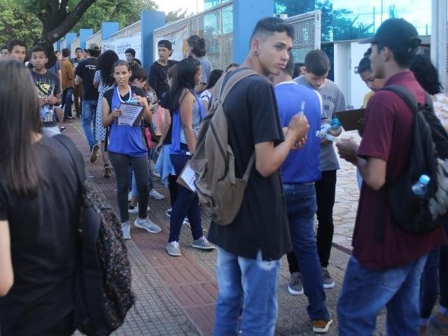 Estudantes têm até quarta-feira para pedir isenção da taxa de inscrição do Enem Estudante que realizaram a prova do Enem no ano passado na Uniderp (Foto: arquivo / Paulo Francis)