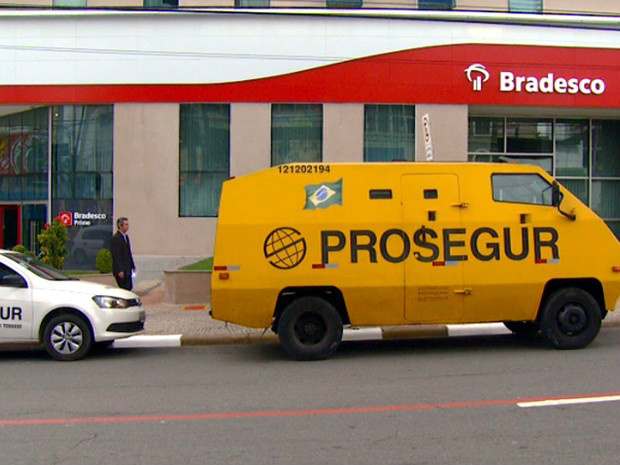 Bando armado ataca carro-forte em Campinas Carro-forte é alvo de ladrões em Campinas nesta quinta-feira (Foto: Reprodução EPTV)