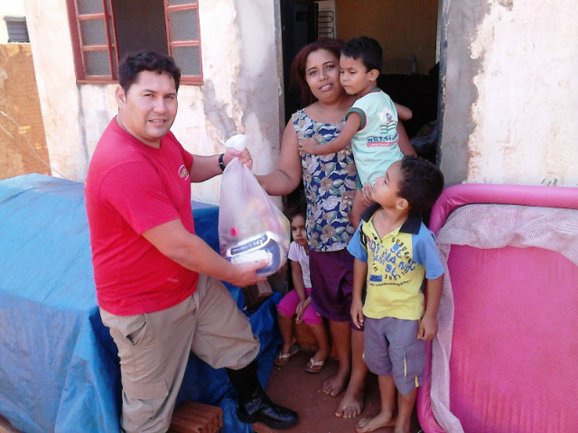 Bombeiros de Bataguassu lançam desafio em rede social em ajuda ao Próximo 1º SGT Clebson fazendo a entrega do seu Desafio (Foto: Divulgação)