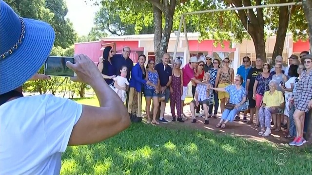 Moradores da antiga Rubinéia tiram foto durante o encontro — Foto: Reprodução/TV TEM