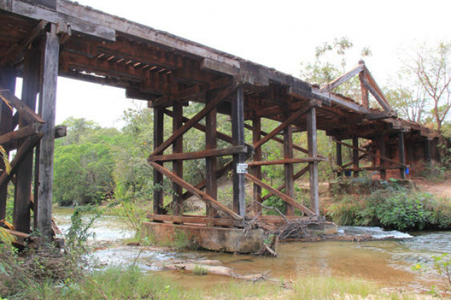 Governo vai substituir ponte precária por nova de concreto Localizada na estrada Coxim 03, a cinco quilômetros da BR-163, num ponto onde hoje a travessia do córrego é feita em precária estrutura de madeira, a nova ponte terá 48 metros (Foto Edemir Rodrigues)