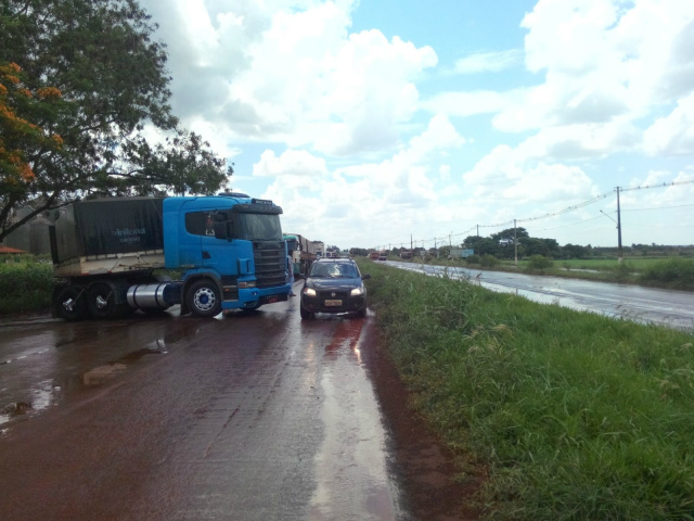 Caminhões bloqueiam parcialmente o quilômetro 367 da BR 267, na região de Maracajú. Veículos e ambulâncias trafegam normalmente (Foto: PRF)