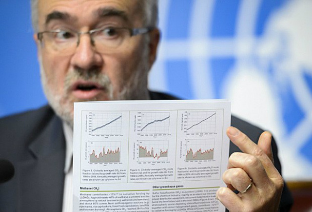 Temperatura da Terra deve aumentar 1°C neste ano O secretário-geral da Organização Meteorológica Mundial, Michel Jarraud, mostra gráficos ilustrando o aumento da concentração de CO2 (Foto: Fabrice Coffrini/AFP)