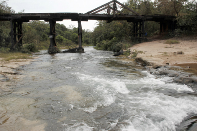 A velha ponte de madeira tem histórico de preocupação para quem mora nas duas cidades. Já sofreu quedas, já passou por interdições, já foi necessário fazer desvios pelo córrego (Foto: Edemir Rodrigues)