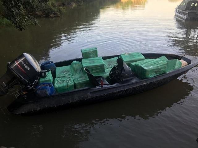 Embarcação com sacos com cigarros contrabandeados (Foto: Divulgação/ PF)
