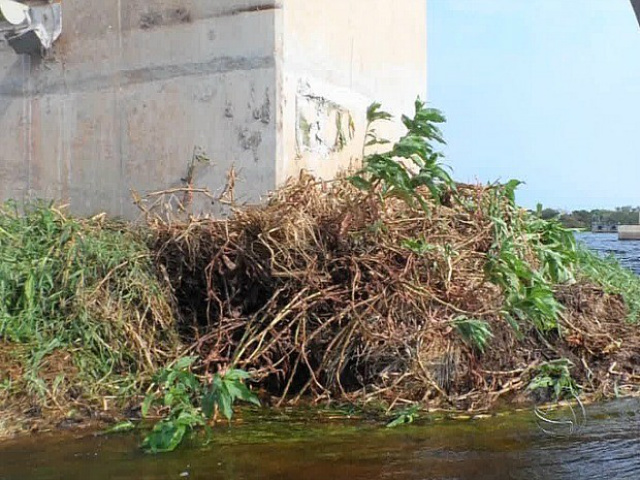 Ponte sobre rio Paraguai em MS tem emergência decretada após acidente Pilar de ponte atingido por embarcação (Foto: Reprodução/TV Morena)