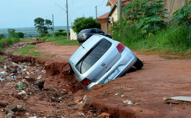 Em Bataguassu, buraco engole carro de morador no Jardim Acapulco Policial militar após um dia de serviço retornava para sua casa, quando ao passar pela rua Enseada o carro foi engolido pela buraco que se formou na via (Foto: Leidy Guimarães)