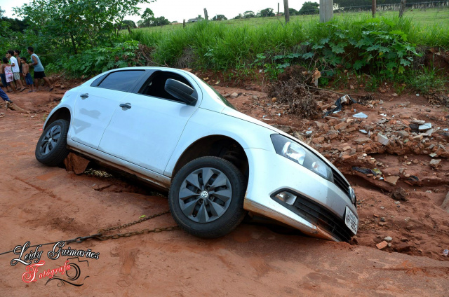 Em Bataguassu, buraco engole carro de morador no Jardim Acapulco Uma corrente foi amarrada na parte de baixo do veiculo que ficou virado com as rodas para cima (Foto: Leidy Guimarães)