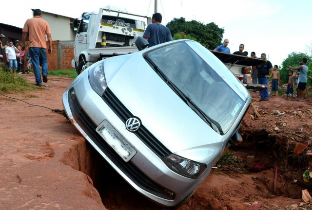 Em Bataguassu, buraco engole carro de morador no Jardim Acapulco Um caminhão guincho foi acionado pela Policia Militar que fez o resgate do veiculo (Foto: Leidy Guimarães)
