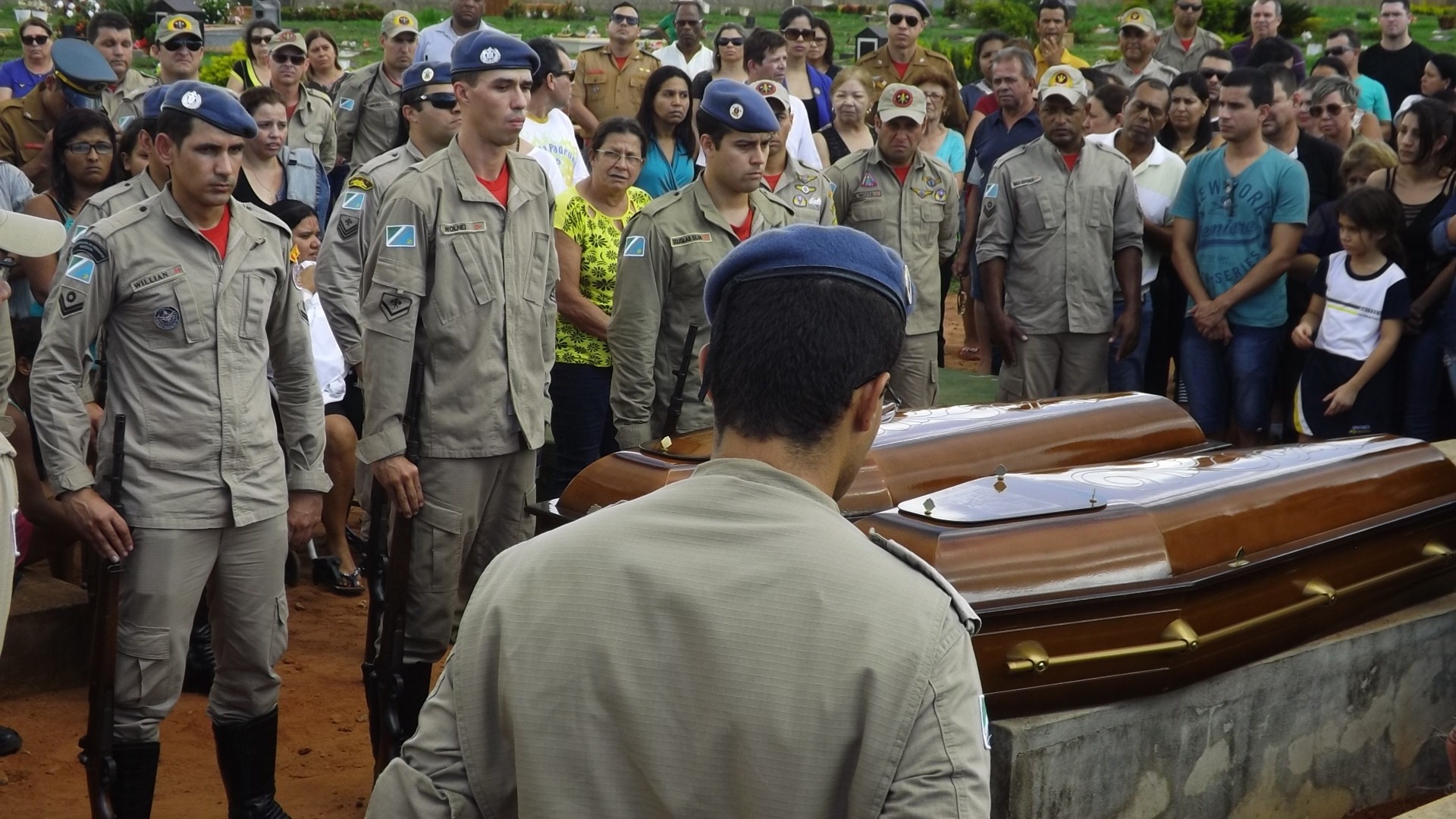 Militares do 5º Grupamento do Corpo de Bombeiros de Três Lagoas renderam homenagem ao sargento. (Fotos: Lucas Gustavo/ Perfil News). 