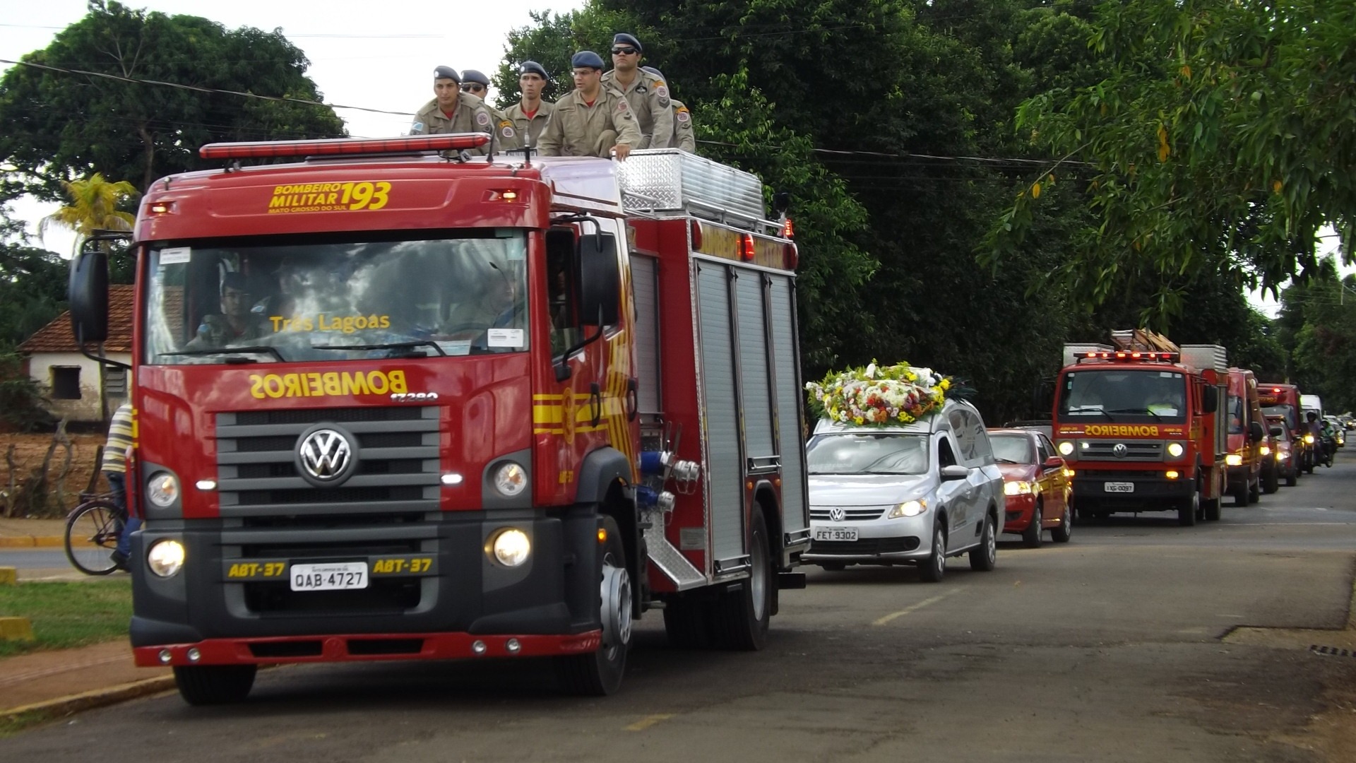Homenagem e comoção marcam enterro de bombeiro e sogra em Três Lagoas Cortejo fúnebre chegando ao cemitério municipal. (Foto: Lucas Gustavo/ Perfil News).