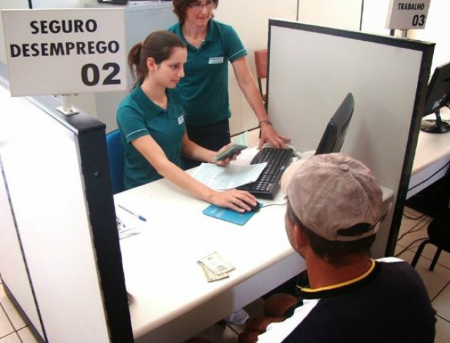 Gasto com seguro-desemprego cai apesar do aumento nas demissões E uma outra explicação: tem mais gente que não tinha planos de trabalhar agora, como estudantes, mas que entrou na disputa por uma vaga (Foto:Reprodução)