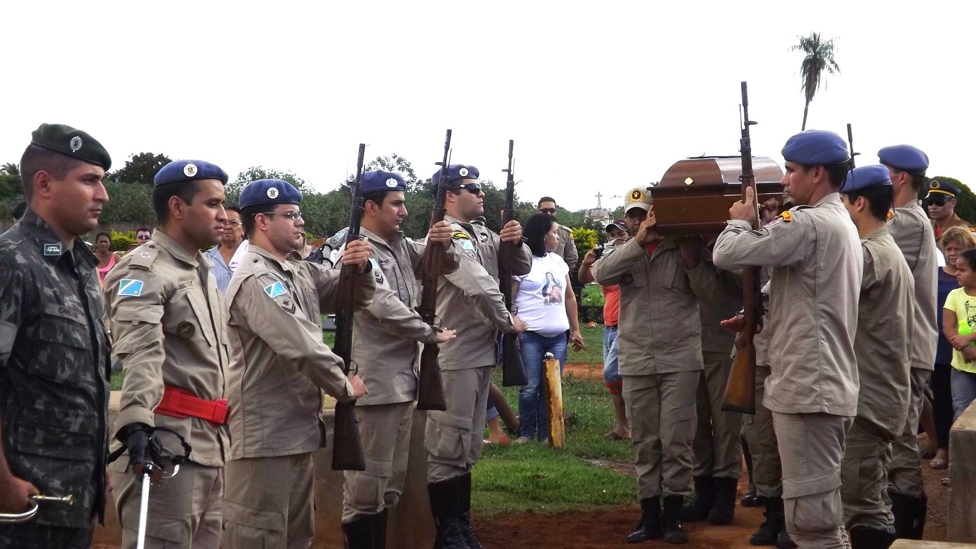 Homenagem e comoção marcam enterro de bombeiro e sogra em Três Lagoas