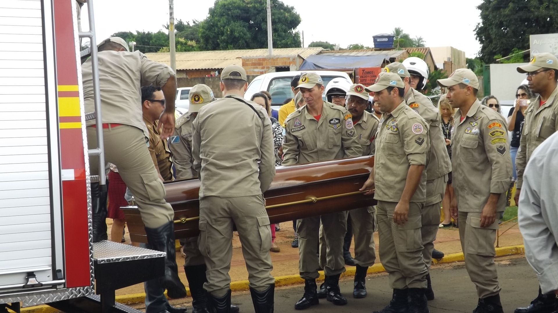 Homenagem e comoção marcam enterro de bombeiro e sogra em Três Lagoas