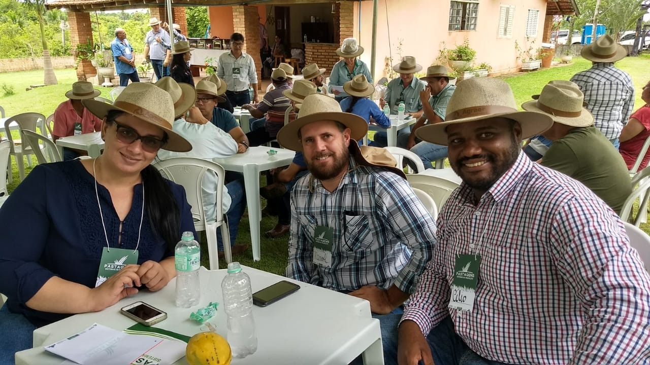 Equipe da SEMEA e produtores rurais participam de “Dia de Campo” sobre cultivo e manejo de pastagem Na foto, Amanda Pivotto, Manoel Latta e Célio Lopes de Barros, da SEMEA