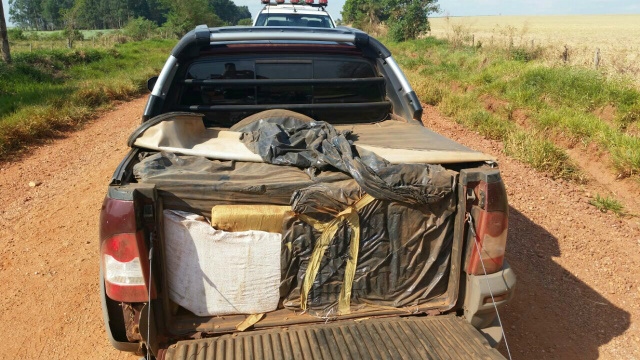 Polícia Militar Rodoviária apreende Strada carregado de maconha Um Fiat/Strada, placas de Cuiabá/MT foi apreendido com mais de 700 quilos de maconha na tarde de ontem (Foto: Divulgação/PM MS)