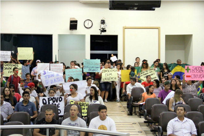 Manifestantes lotaram o plenário da Câmara de Vereadores com cartazes e palavra de ordem (Foto: JJ Cajú)