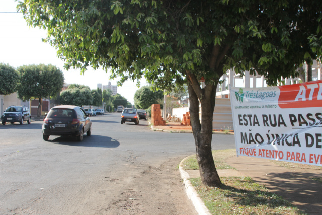 Cruzamento das ruas David de Alexandria e Oscar Guimarães, onde a Secretaria de Trânsito colocou uma faixa avisando sobre a mudança de tráfego da primeira via (Foto: Léo Lima)