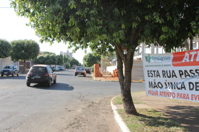 Secretaria de Trânsito vai mudar sentido de tráfego em três ruas Cruzamento das ruas David de Alexandria e Oscar Guimarães, onde a Secretaria de Trânsito colocou uma faixa avisando sobre a mudança de tráfego da primeira via (Foto: Léo Lima)