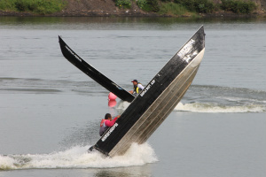 Pescadores mostram agilidade no comando das embarcações em  evento onde deixam seu afazeres para competir no arrancadão 