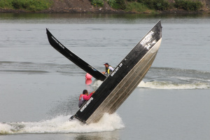 SUPERAÇÃO Pescadores mostram agilidade no comando das embarcações em evento onde deixam seu afazeres para competir no arrancadão