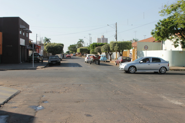 Cruzamento das ruas Eurídice Chagas Cruz e João Carrato, onde a primeira passará a ter sentido JK-Interlagos (Foto: Léo Lima)