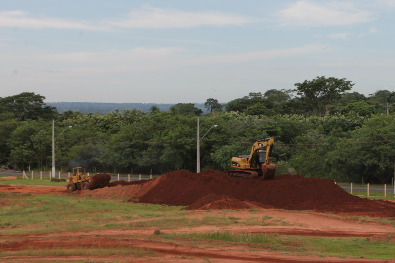Motódromo de Três Lagoas tem a reta de largada mais comprida do Brasil Pá carregadeira auxilia a retroescavadeira de esteira a preparar o terreno na pista de motocross, no Arena Mix (Ricardo Ojeda)
