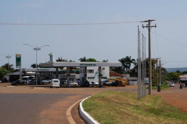 O funcionário do posto foi rendido pela dupla e preso dentro de uma sala (Foto: João Carlos Tonon/ Rádio Portal News)