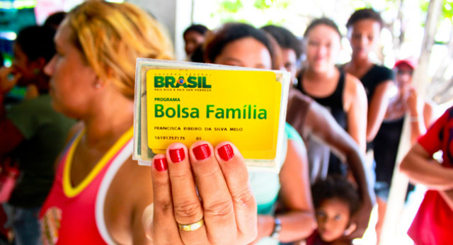 No Brasil são atualmente 47,8 milhões de beneficiados e segundo o governo 23,2 milhões seriam excluídos do programa, para reduzir os gastos do governo. (Foto: Divulgação)