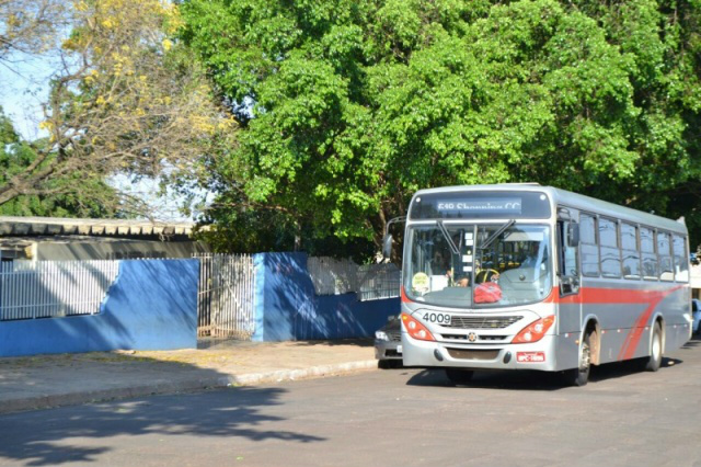 Após briga em escola, adolescente mata colega a facadas Adolescente apreendido embarcou em ônibus em frente da escola (Foto: Marcos Ermínio)