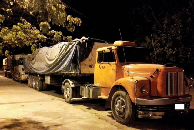 Foi realizada abordagem e identificado como responsável pela carreta Volvo, um homem de 44 anos, morador de Itaporã, que não teve seu nome divulgado (Foto: Jornal da Nova)