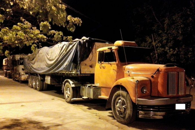 DOF apreende 13 ton de vestuários em carretas Foi realizada abordagem e identificado como responsável pela carreta Volvo, um homem de 44 anos, morador de Itaporã, que não teve seu nome divulgado (Foto: Jornal da Nova)